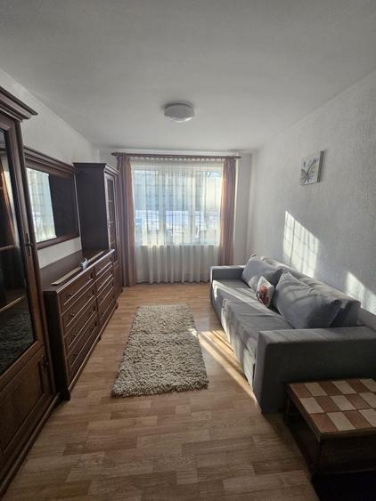 Apartament cu 3 camere decomandat în Tractorul