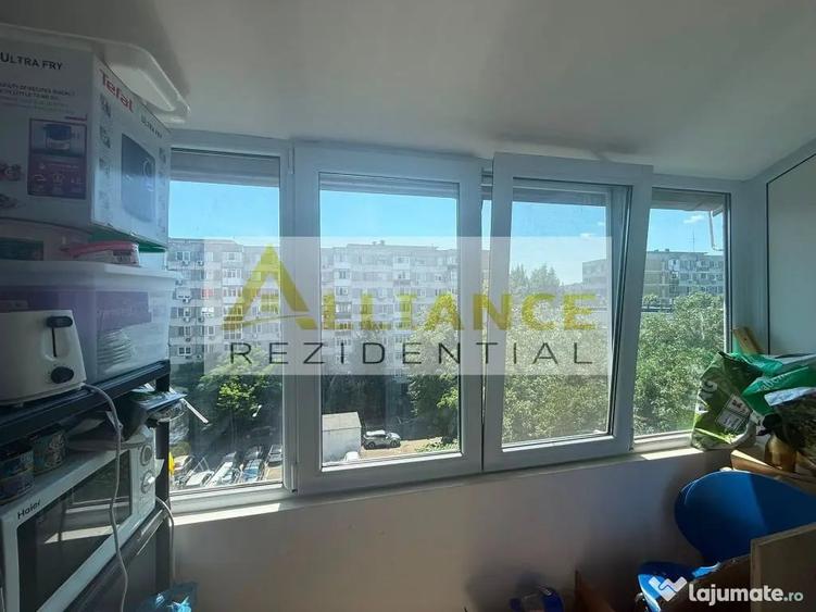 Apartament cu 3 camere semidecomandat în Berceni