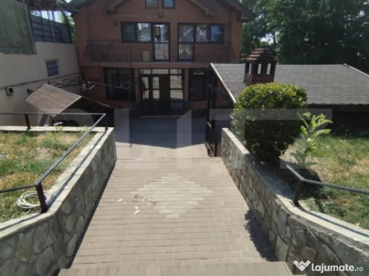 Casă cu 7 camere cu Teren 418 Mp în Romanești