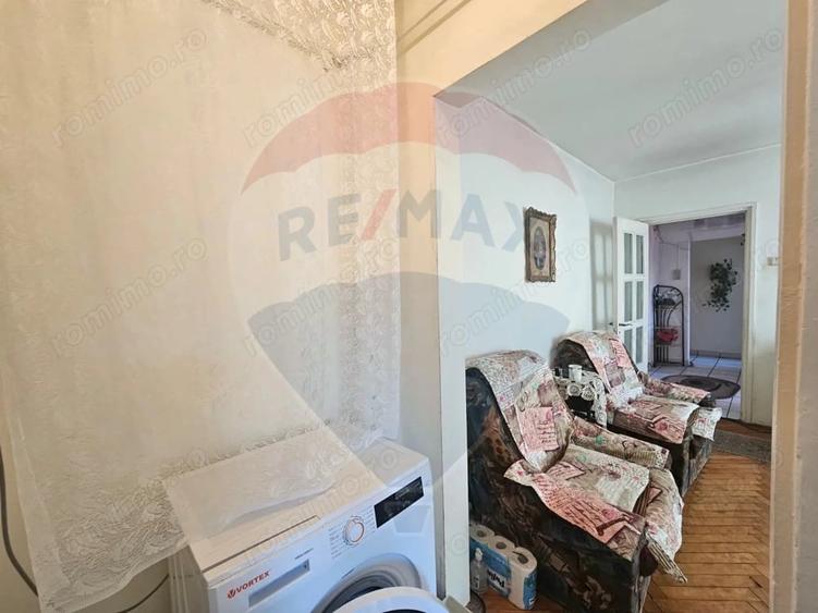 Apartament cu 3 camere semidecomandat în Central