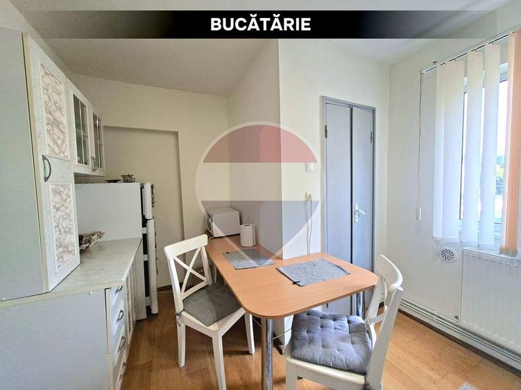Apartament cu 3 camere semidecomandat, mobilat în Central