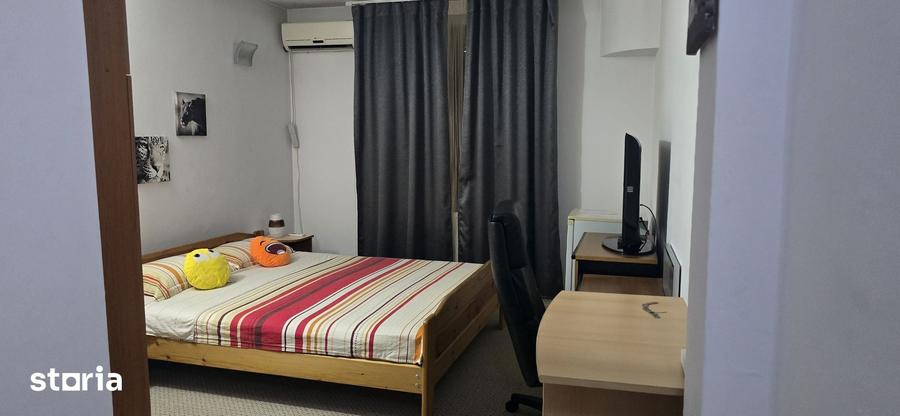 Casă cu 10 camere cu Teren 370 Mp în Nord