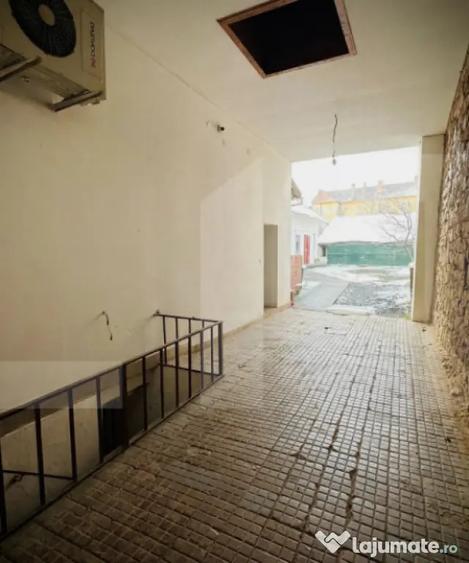 Casă cu 7 camere cu Teren 760 Mp în Central