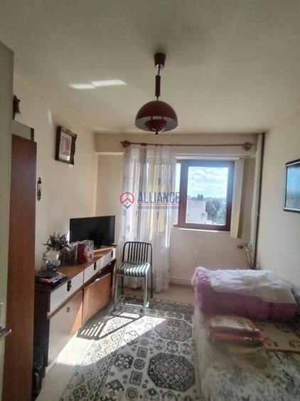 Apartament cu 4 camere decomandat în Casa de Cultură