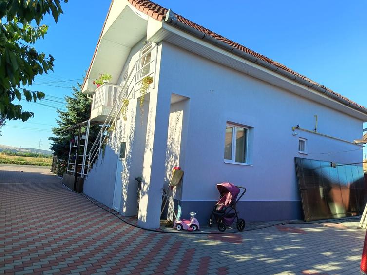 Casă cu 4 camere în Jucu