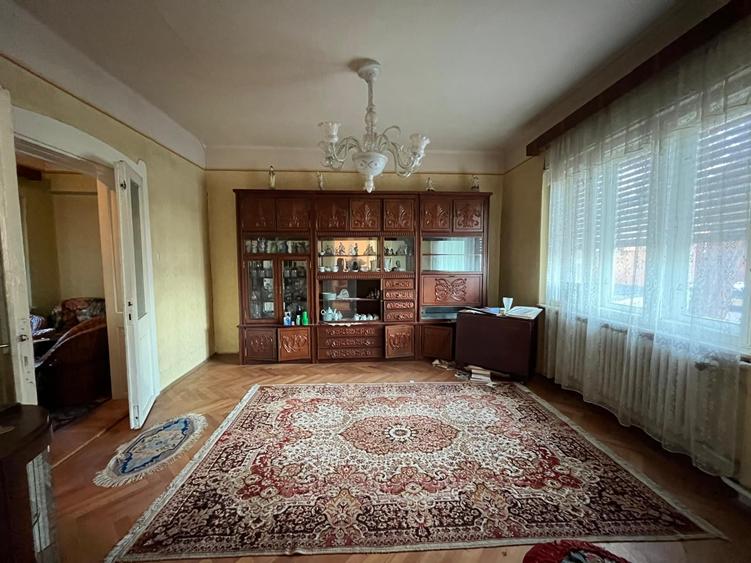 Casă individuală cu 5 camere cu Canalizare în Central