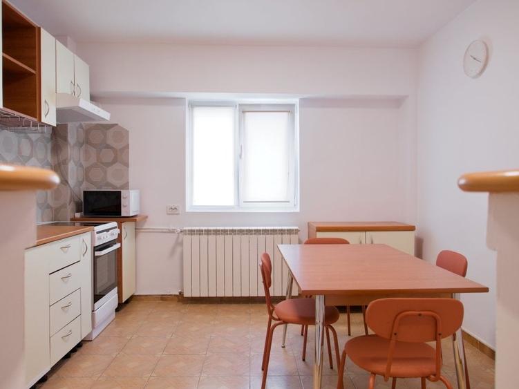 Apartament cu 3 camere decomandat, mobilat în Central