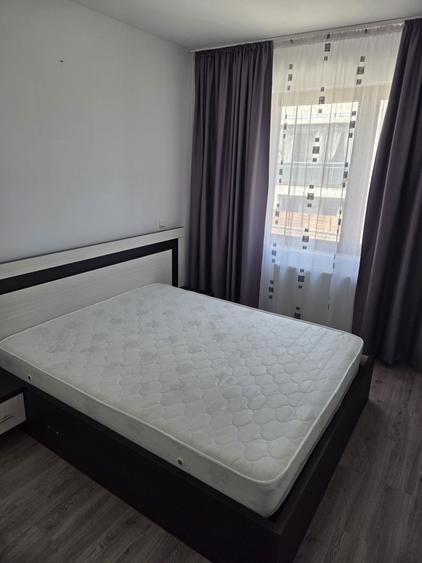 Apartament cu 3 camere semidecomandat în Berceni