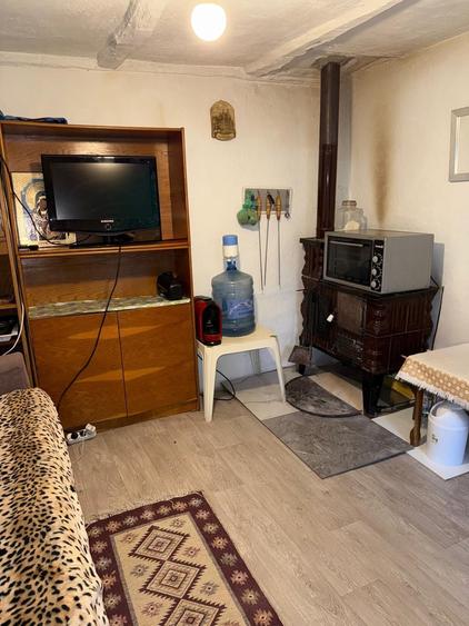 Casă cu 2 camere cu Teren 10800 Mp în Central