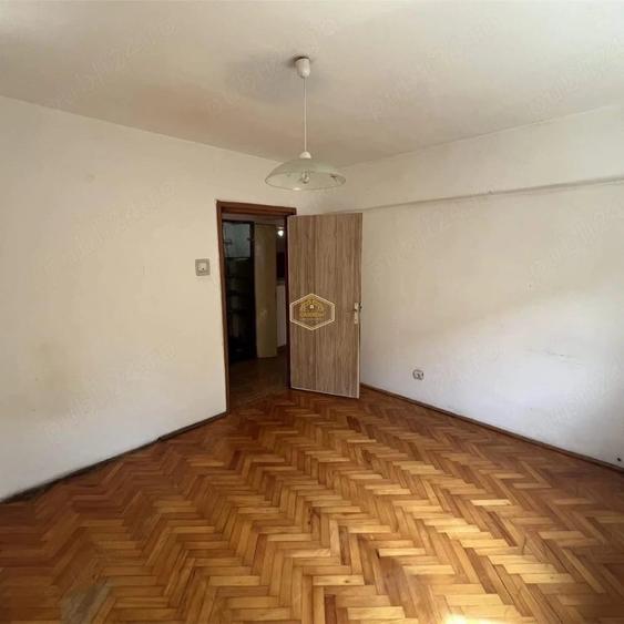 Apartament cu 3 camere semidecomandat în Micro 16