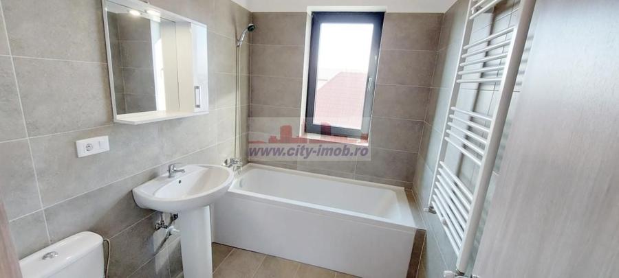Casă individuală cu 4 camere decomandat cu Canalizare în Ostratu