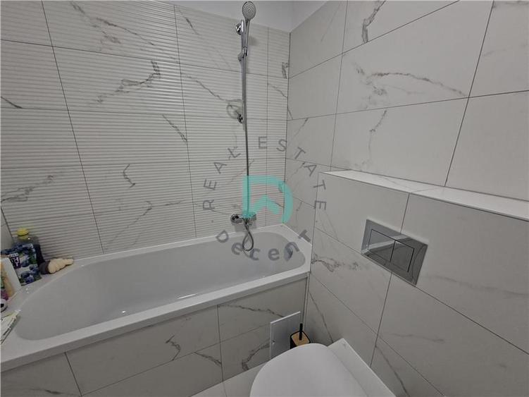 Apartament cu 3 camere decomandat în Tractorul