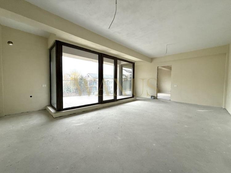 Apartament cu 3 camere semidecomandat în Borhanci