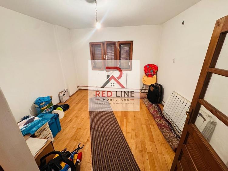 Casă individuală cu 8 camere cu Canalizare în Nord-Vest