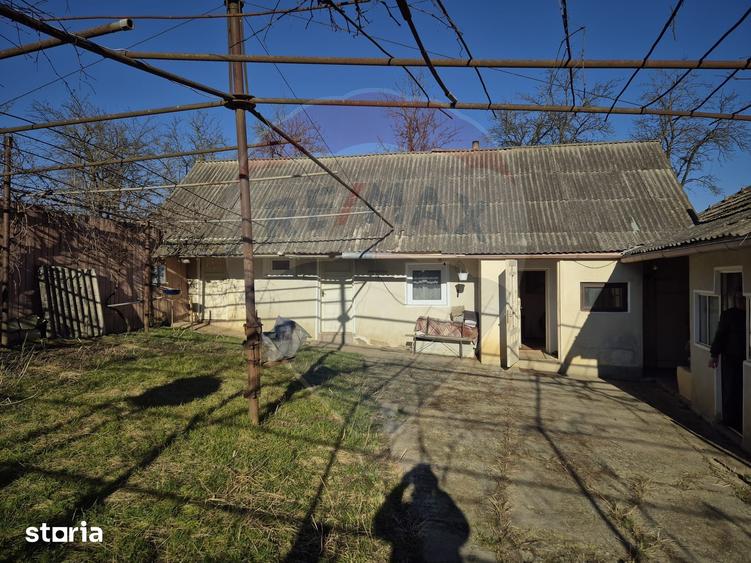 Casă cu 4 camere cu Teren 4700 Mp în Parincea