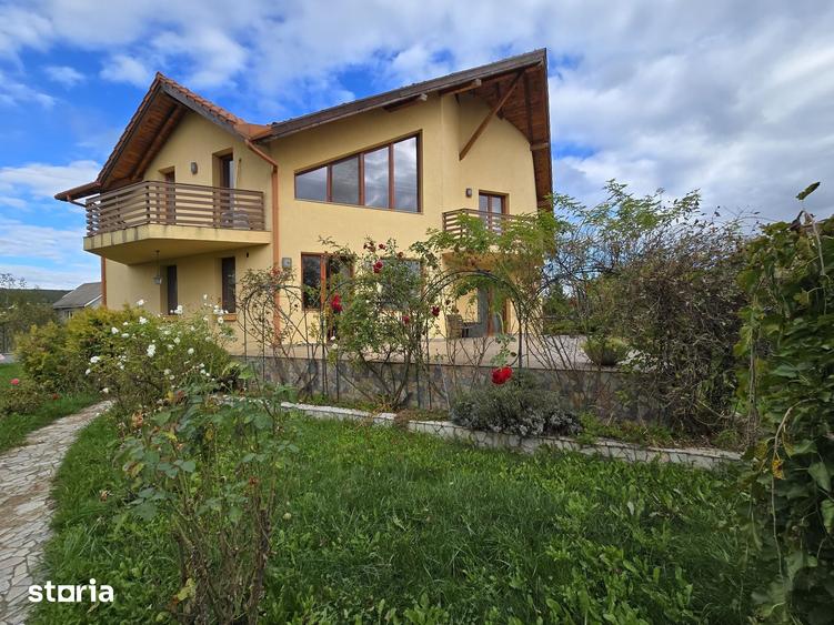 Casă cu 4 camere cu Teren 1135 Mp în Central