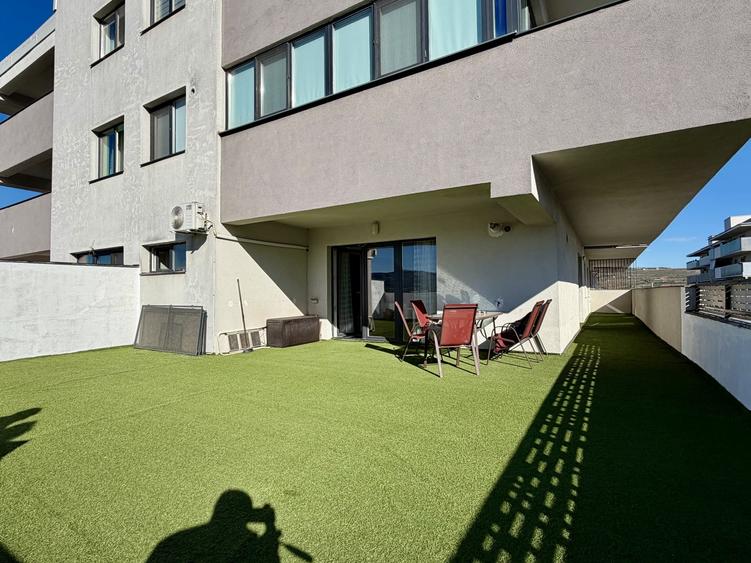 Apartament cu 4 camere semidecomandat, mobilat în Între Lacuri