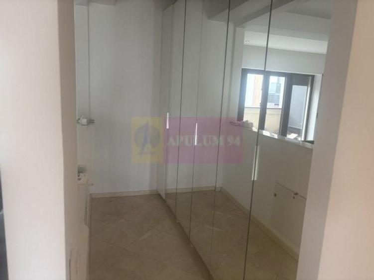 Apartament cu 4 camere semidecomandat, mobilat în Băneasa