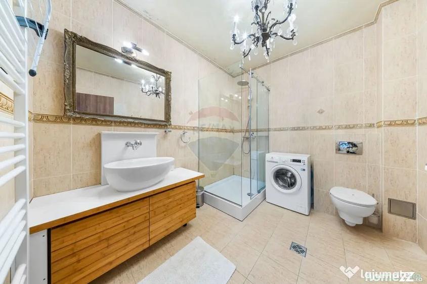 Casă cu 7 camere cu Teren 705 Mp în Central