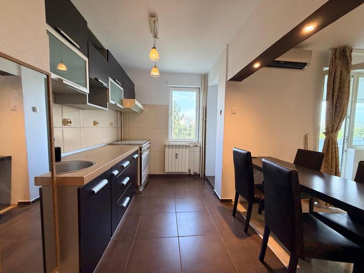 Apartament cu 3 camere semidecomandat în Titan