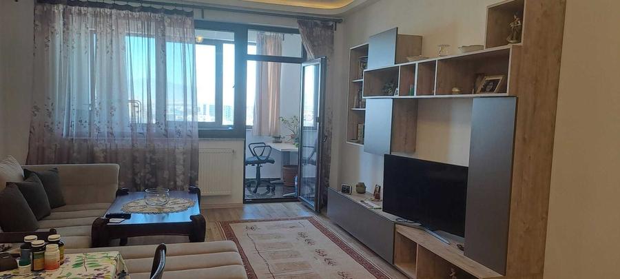 Apartament cu 2 camere decomandat în Tractorul