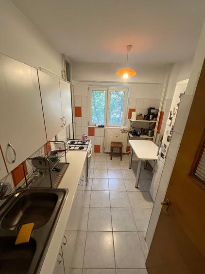 Apartament cu 3 camere decomandat în P-ța Victoriei