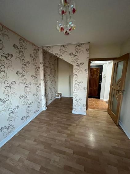 Apartament cu 4 camere decomandat în Craiovița Nouă