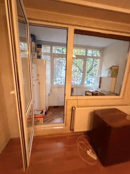 Apartament cu 3 camere semidecomandat, mobilat în Ghencea