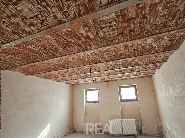 Casă cu 8 camere cu Teren 550 Mp în Titulescu