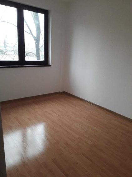 Apartament cu 3 camere semidecomandat în Micro 17