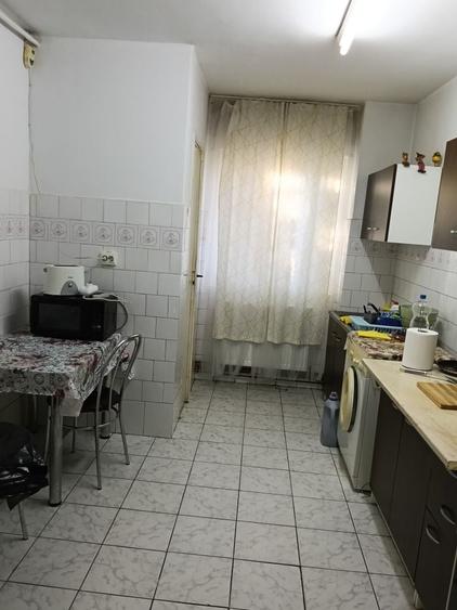 Apartament cu 4 camere semidecomandat în Central