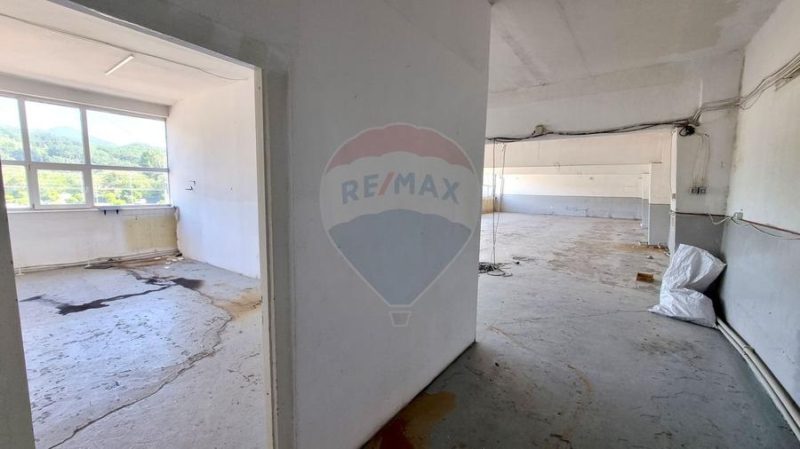 Spațiu comercial, de 370 mp, în Est