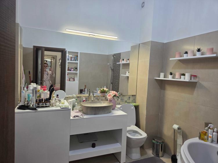 Apartament cu 3 camere decomandat în Dămăroaia
