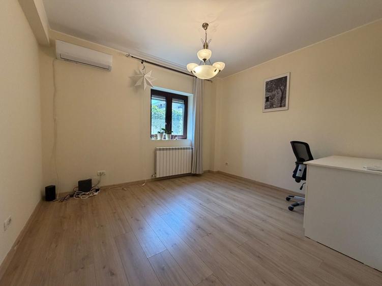 Casă individuală cu 6 camere cu Canalizare în Pipera