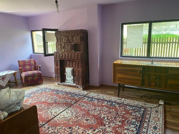 Casă cu 6 camere cu Teren 1300 Mp în Seciu