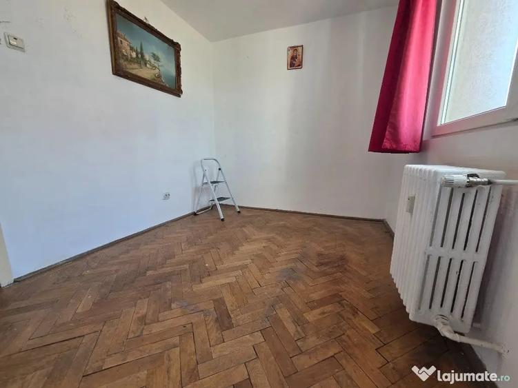 Apartament cu 3 camere semidecomandat în Domenii