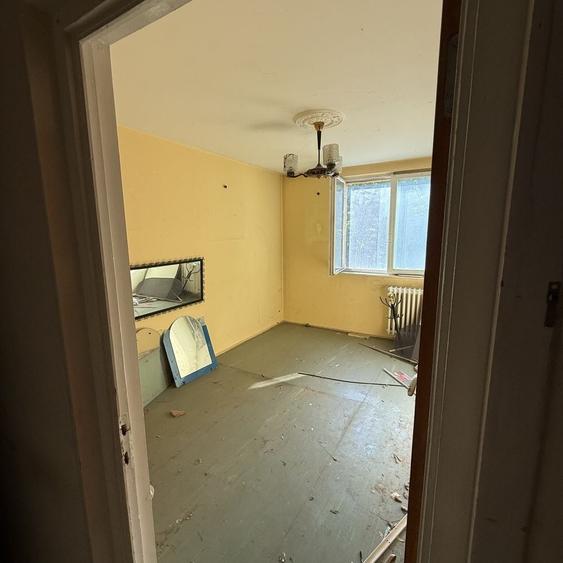Apartament cu 3 camere semidecomandat în Colentina