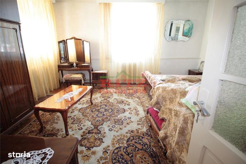 Apartament cu 4 camere decomandat în Orașul de Jos