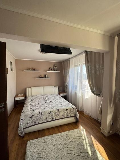 Apartament cu 4 camere semidecomandat în Central