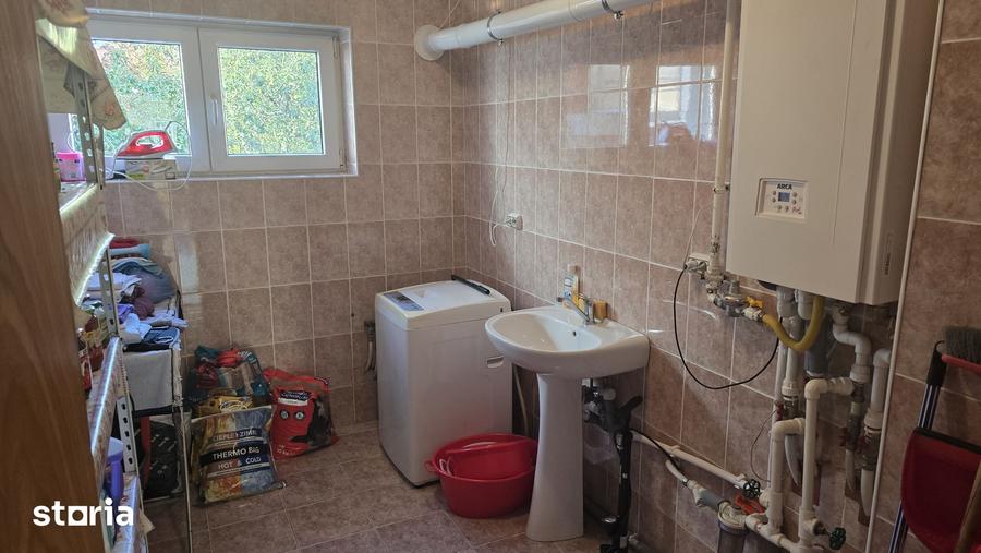 Casă cu 5 camere cu Teren 1159 Mp în Ceangăi