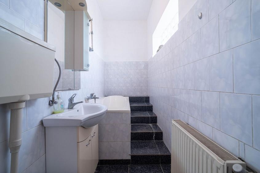 Casă individuală cu 5 camere cu Canalizare în Pârneava