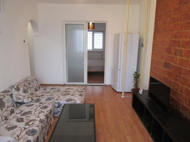 Apartament cu 2 camere semidecomandat, mobilat în P-ța Romană