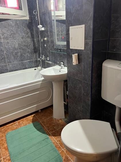 Apartament cu 3 camere semidecomandat, mobilat în Central