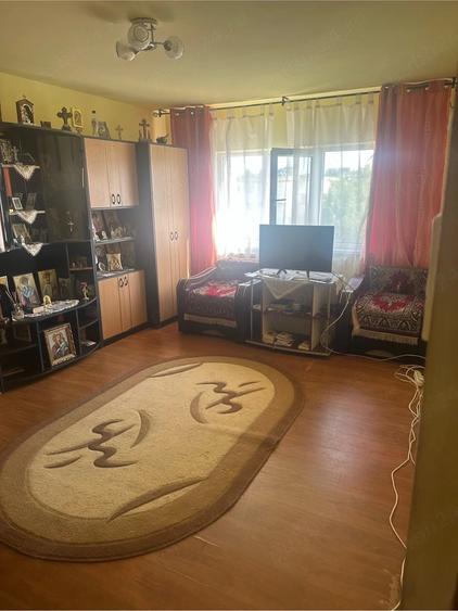 Apartament cu 3 camere decomandat în Buzaului