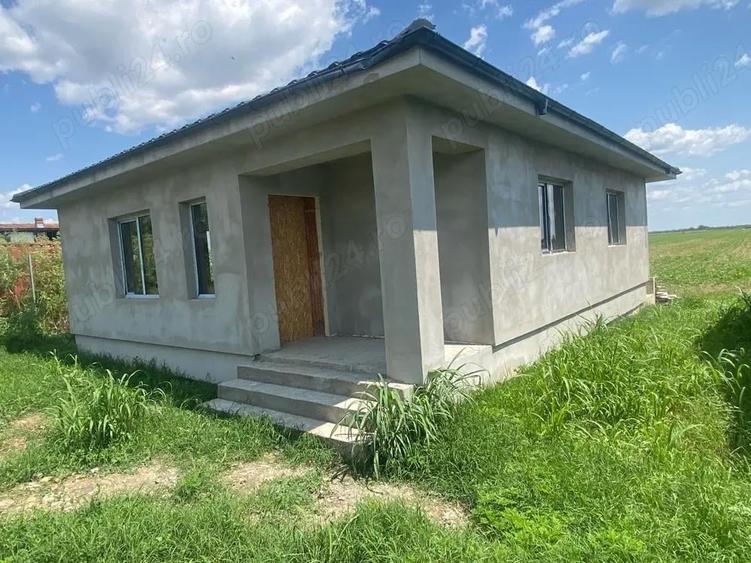 vand casa individula 3 camere baie bucatarie plus tereasa zona sintesti - 1