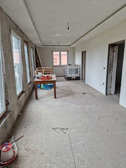 Casă cu 3 camere cu Teren 18000 Mp în Central