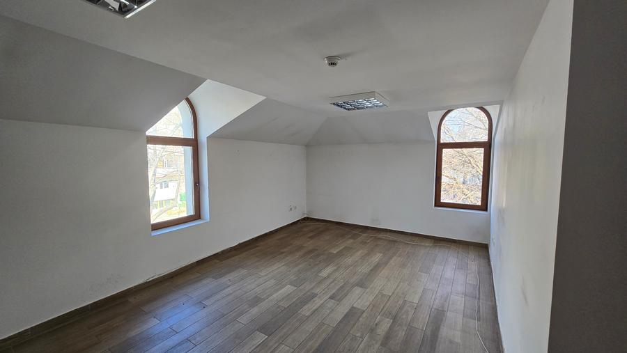 Casă cu 11 camere cu Canalizare în Ultracentral