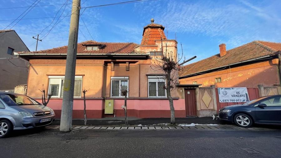 Casă individuală cu 4 camere cu Canalizare în Central