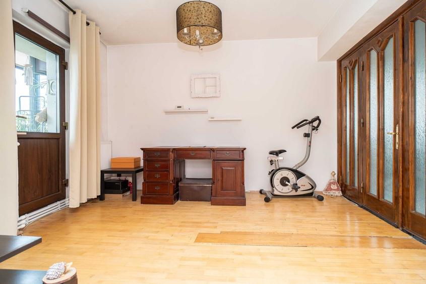 Apartament cu 3 camere, mobilat în Bucium