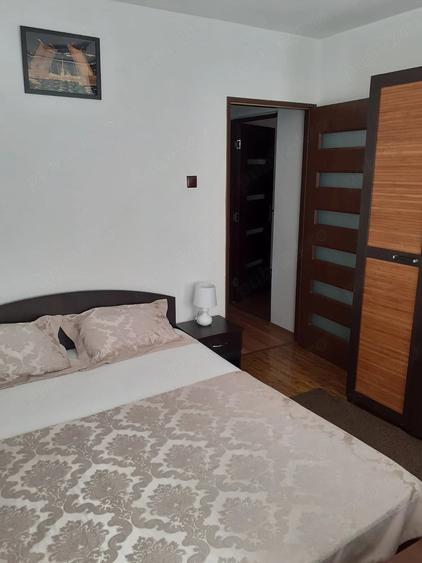 Apartament cu 3 camere semidecomandat în Apărătorii Patriei